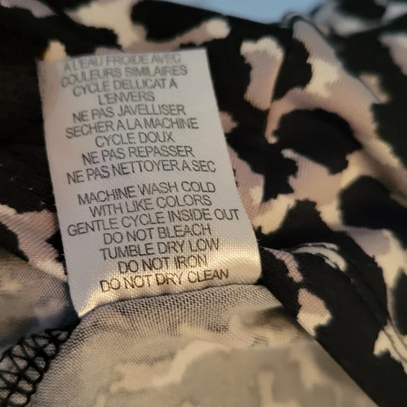 Black and White Geometric Pattern Sweater - Picture 5 of 9